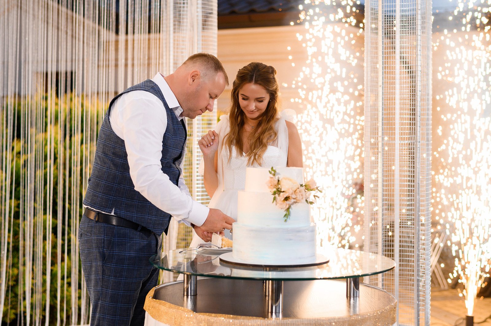 brides couple cutting weding cake